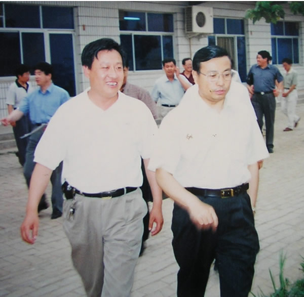 2002年河北省副省長(zhǎng)才利民同志（右一）來我公司考察并對(duì)