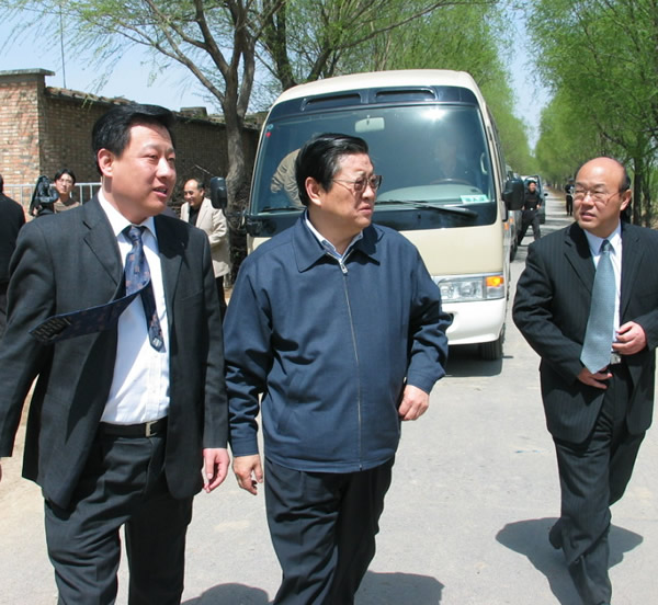 2005年，時(shí)任河北省省委書記白克明同志（中）來我公司視察